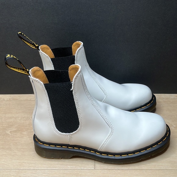 DR MARTENS 2976 YELLOW STITCH SMOOTH LEATHER CHELSEA BOOTS WHITE SIZE 7 US - Picture 3 of 11